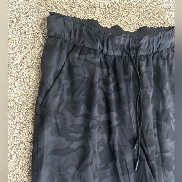 Lululemon Keep Moving Pant High-Rise Camo Deep Coal Multi Drawcord Size 6 Womens - Picture 5 of 10